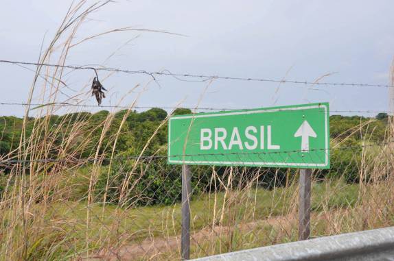 Chegando na fronteira Guiana-Brasil, em Lethem (Guiana)